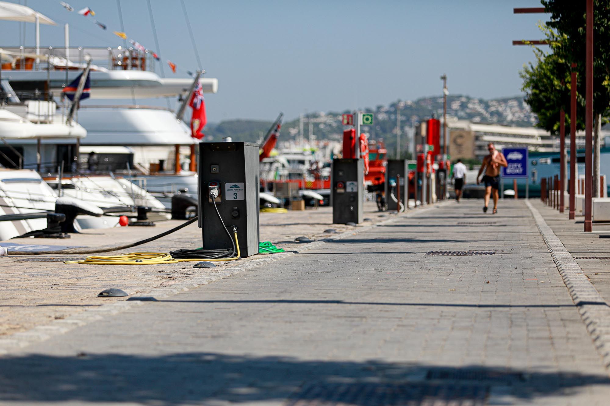 Instalaciones eléctricas del Martillo en el Puerto de Ibiza