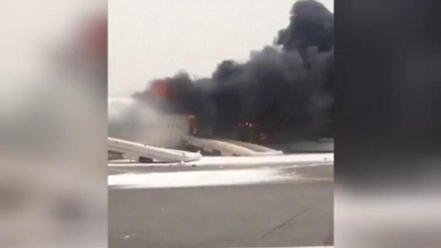 Una explosión en un avión obliga a cerrar el tráfico del aeropuerto de Dubai