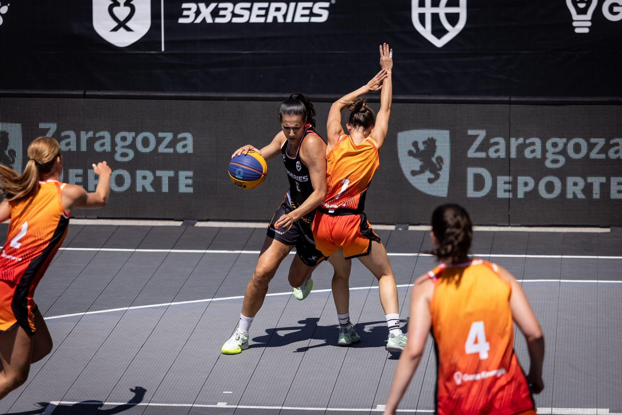 En imágenes | La Plaza del Pilar respira baloncesto con el 3x3