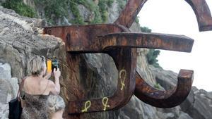 GRAFCAV7703. SAN SEBASTIÁN (GIPUZKOA), 04/09/2019.-Tres lazos amarillos, símbolo de la exigencia de libertad para los políticos catalanes encarcelados, han aparecido este jueves pintados en una de las tres esculturas de hierro que componen la emblemática obra del Peine del Viento, de Eduardo Chillida, en San Sebastián. EFE/ Gorka Estrada