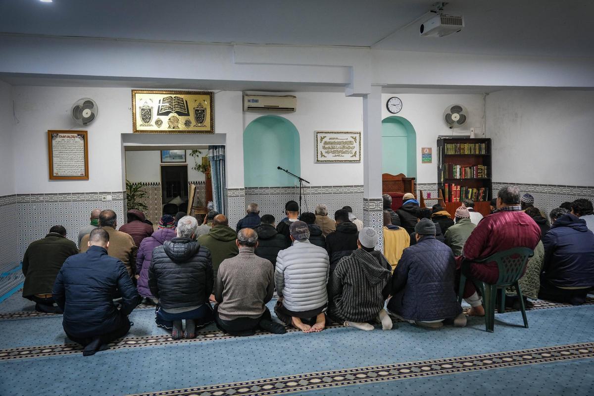 Musulmanes en la Mezquita de Badajoz, tras romper el primer ayuno del Ramadán.