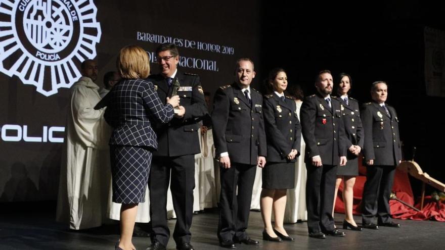 Miembros de la Policía Nacional recogen el Barandales de Honor en el Teatro Ramos Carrión.