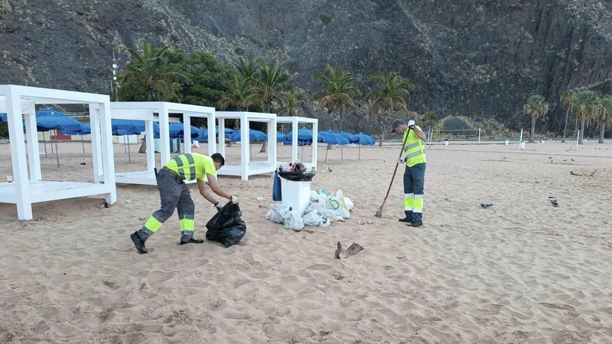 Tres toneladas de residuos tras la noche de San Juan en Las Teresitas