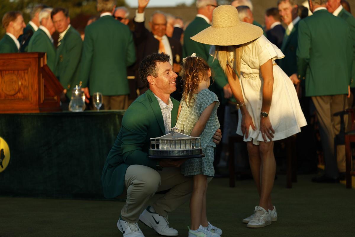 Rory celebra la victoria junto a su esposa y su hija en el green del 18