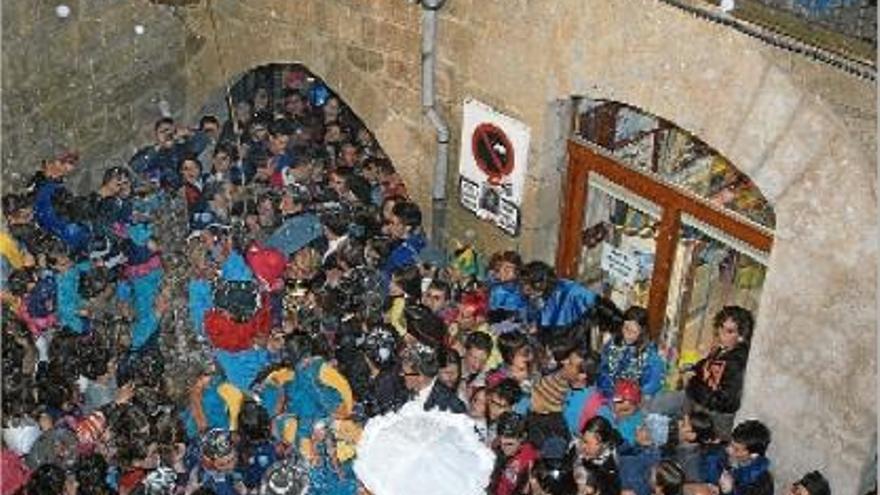 La plaça del Ruc durant la penjada, un dels actes més identificatius del Carnaval solsoní