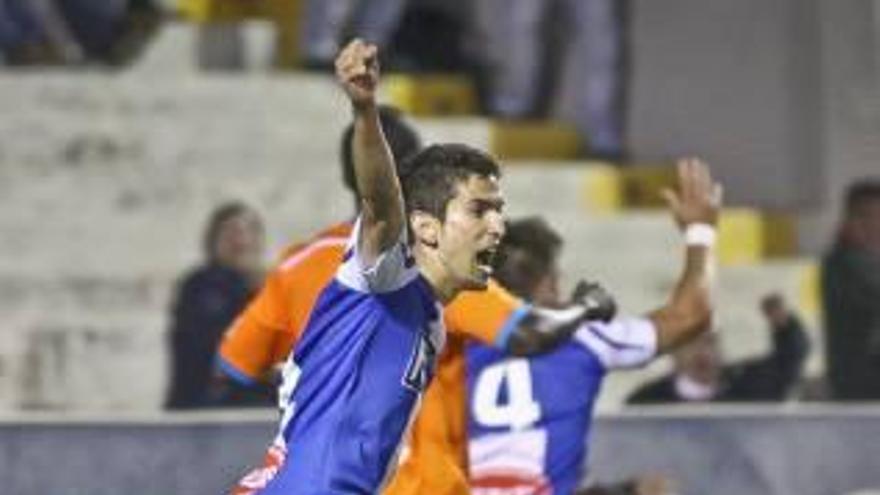 Alfaro, ayer, celebra el primer gol del Alcoyano.