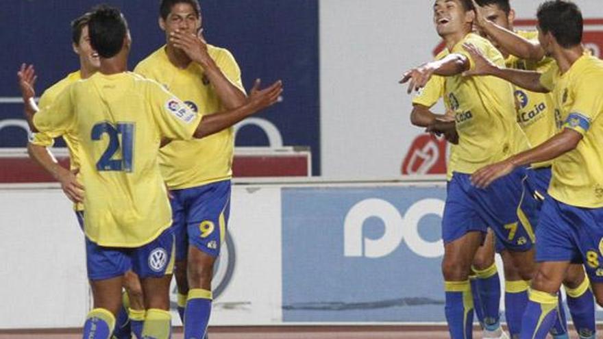 Vitolo, autor del segundo gol de Las Palmas, bromea con Jonathan Viera en la celebración de uno de los tantos, ayer en el Gran Canaria. i JUAN CARLOS GUERRA