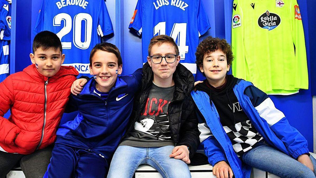 Jóvenes del Ría do Burgo de Culleredo visitan el vestuario de Riazor el pasado mes de marzo.