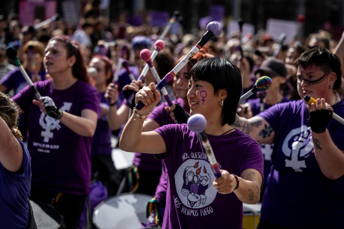 En imágenes | La marea feminista viste de morado el centro de Zaragoza por el 8M