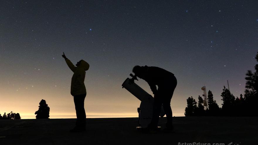 Imagen de AstroEduca en una de sus observaciones en Gran Canaria. | | ASTROEDUCA