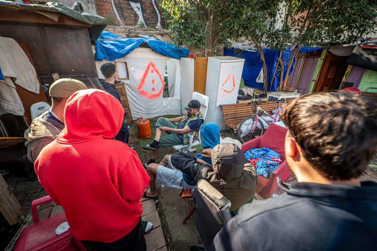 Varios de los vecinos del asentamiento, se reúnen horas antes del posible desalojo Varios de los vecinos del asentamiento, se reúnen horas antes del posible desalojo