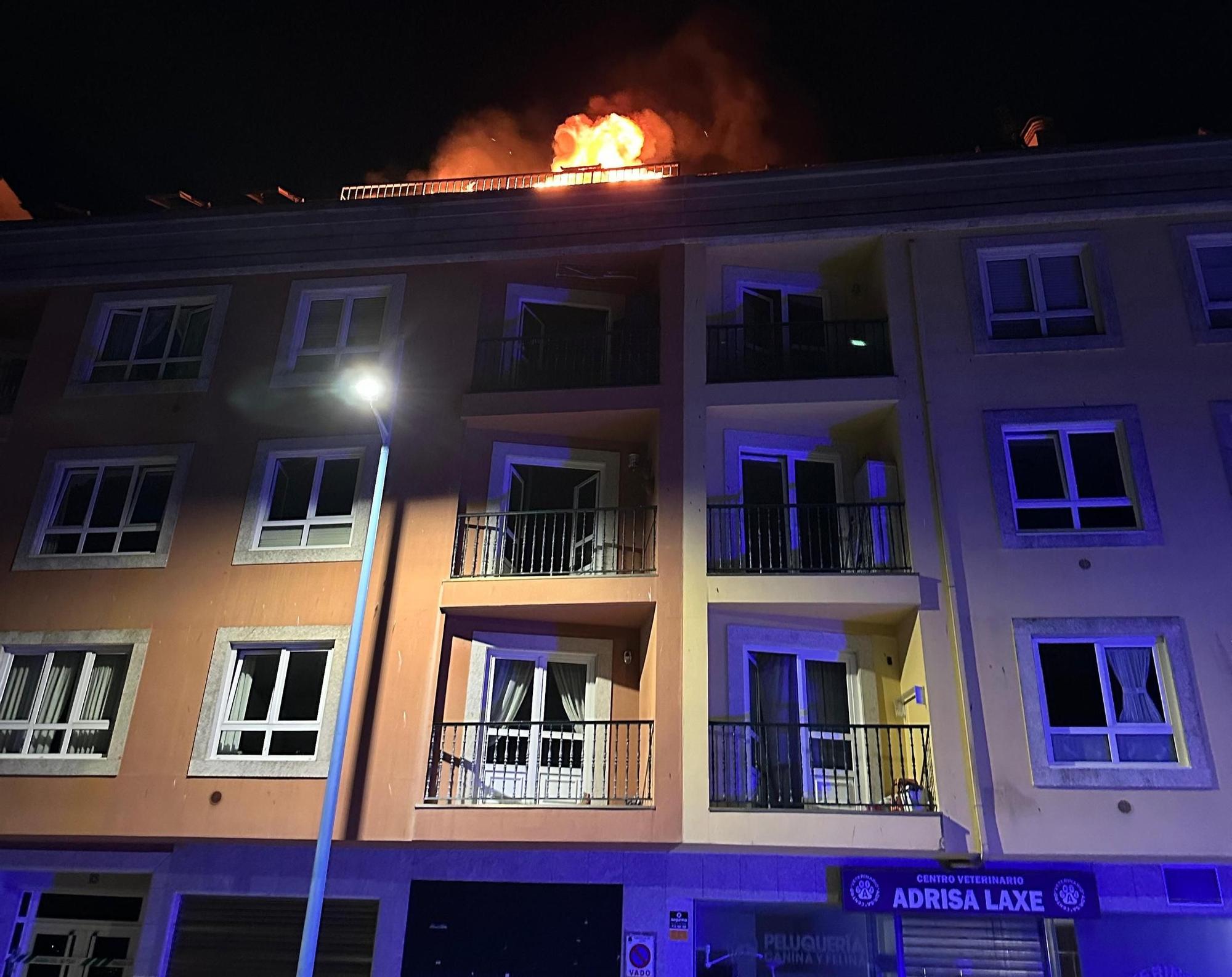 Áticos en llamas esta madrugada tras reactivarse el incendio que quemó 13 pisos en Laxe