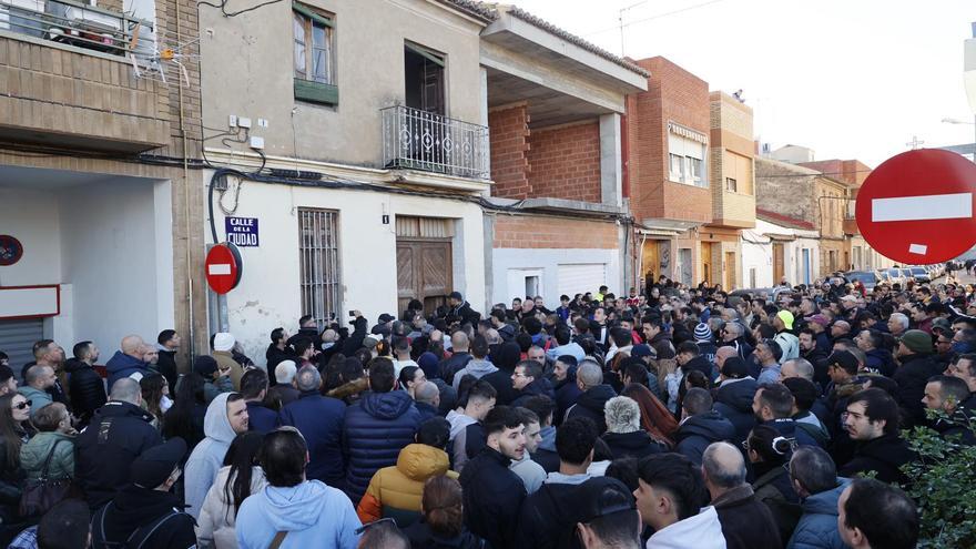 Más de 300 personas acuden a desokupar una vivienda en Castellar con fuerte presencia de la Guardia Civil