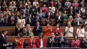 El presidente del Gobierno, Pedro Sánchez, recibe los aplausos de la bancada socialista en el Congreso tras intervenir en una sesión de control. 