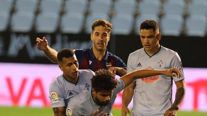 Murillo sostiene a un Araújo mareado.