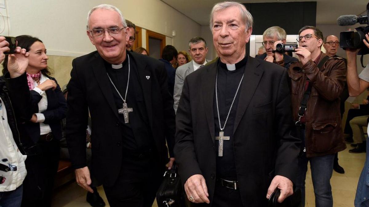 Els bisbes Ángel Pérez  i Salvador Giménez | JAVIER BLASCO/EFE