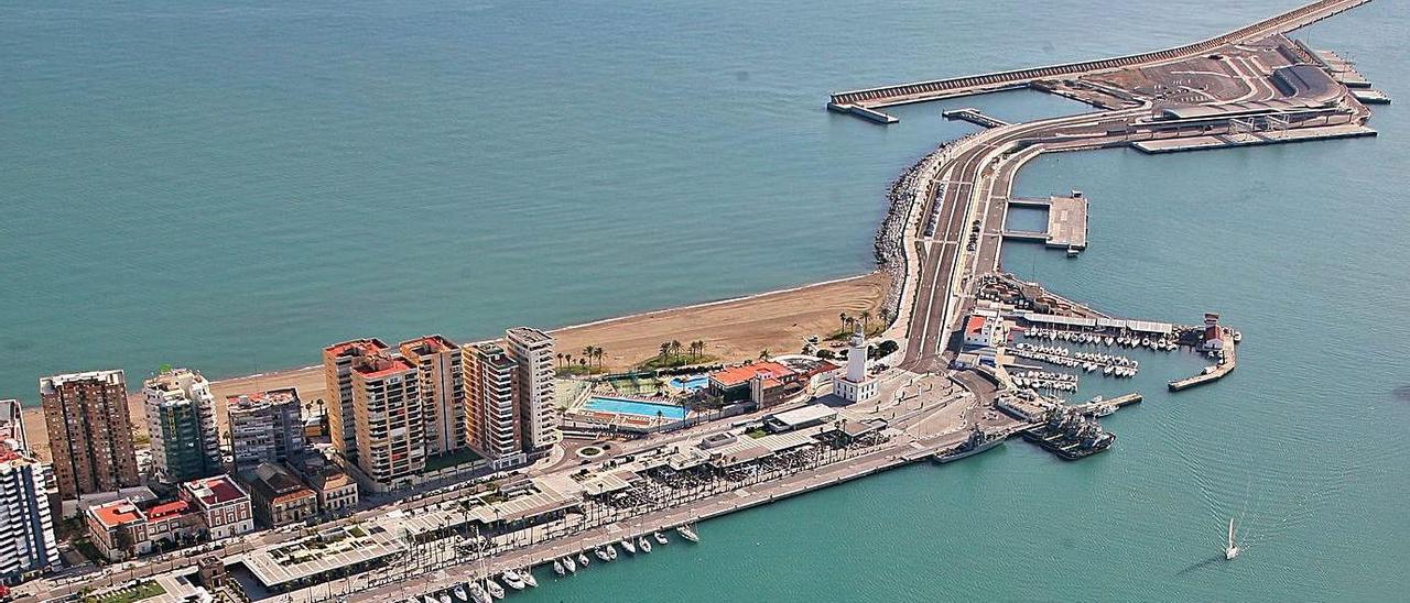 Al fondo de la imagen, el Dique de Levante del puerto de Málaga.