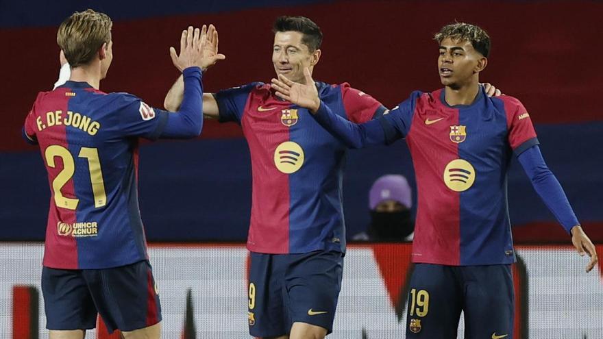 Robert Lewandowski celebra su gol durante el partido entre el FC Barcelona y el Valencia CF.