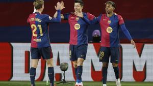 Robert Lewandowski celebra su gol durante el partido entre el FC Barcelona y el Valencia CF.