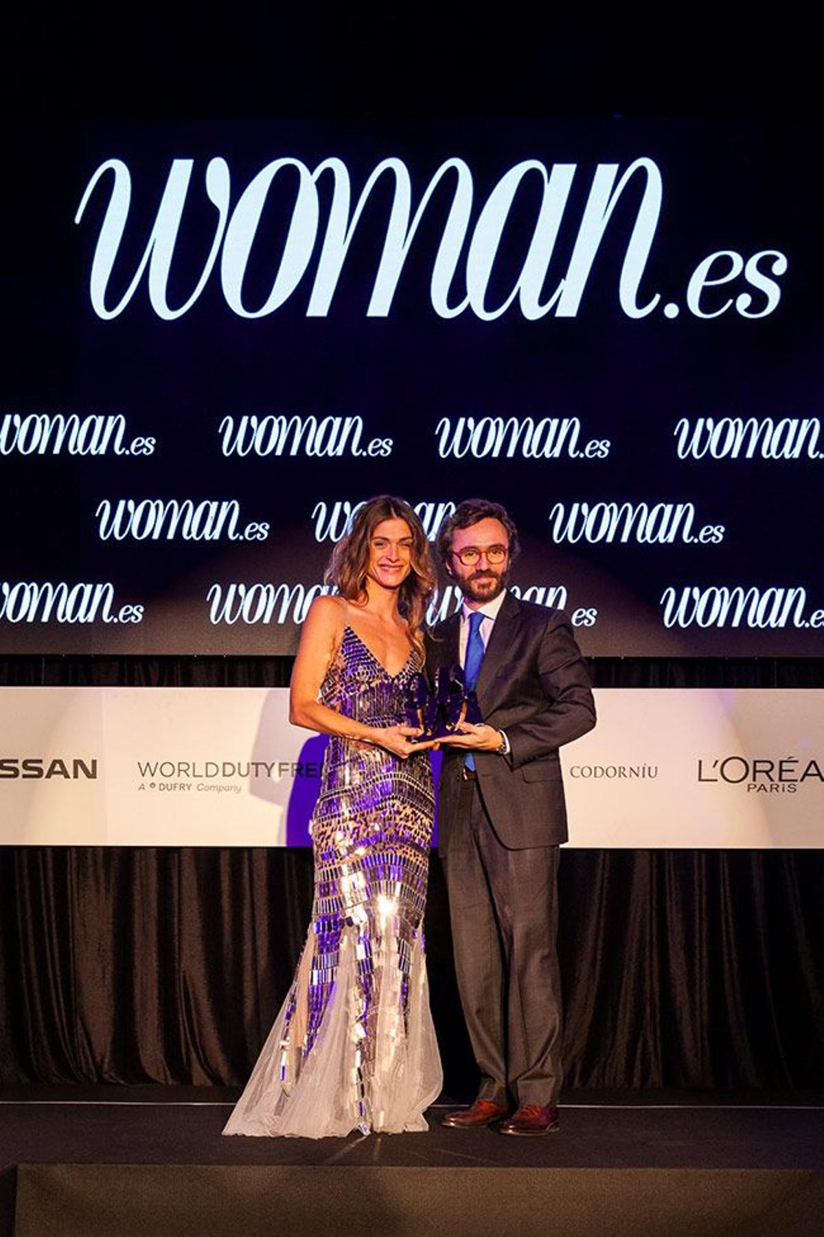 Elisa Sednaoui recogió el premio de manos de Aitor Moll, consejero delegado de Prensa Española &amp; Grupo Zeta