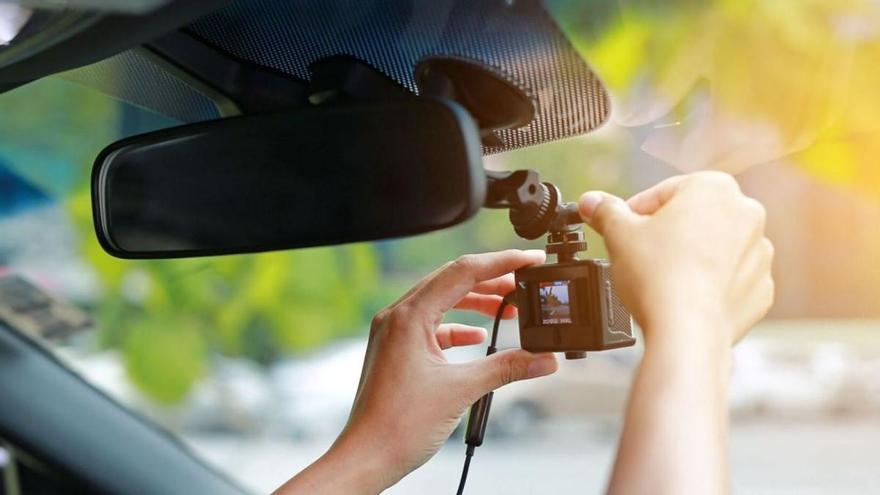 ¿Es legal llevar una cámara grabando en el coche?