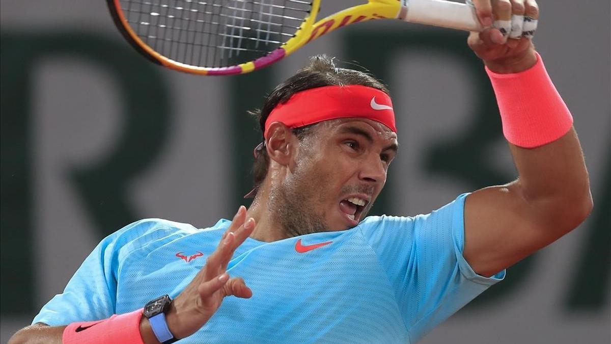 Nadal devuelve forzado, una bola