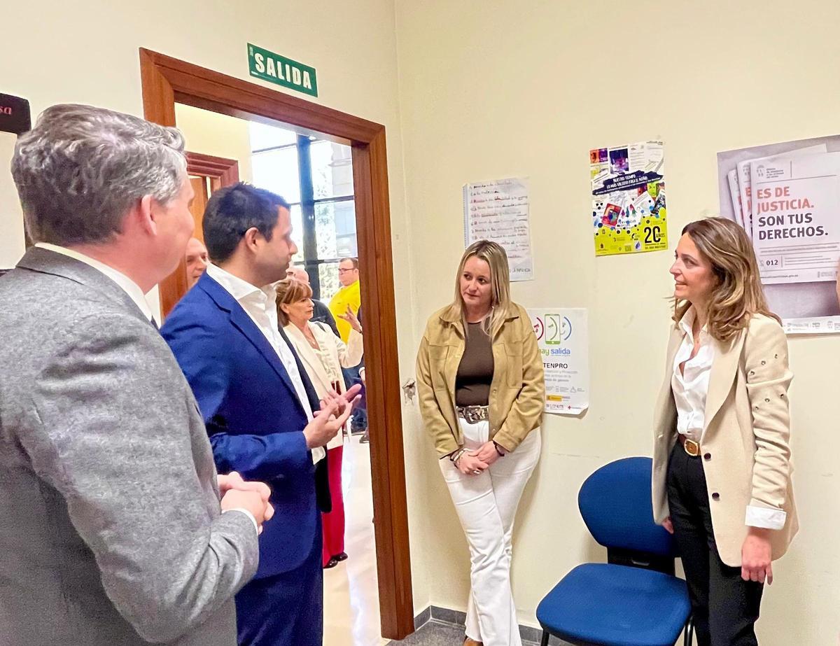 Otra foto de la visita de la consellera Nuria Martínez.