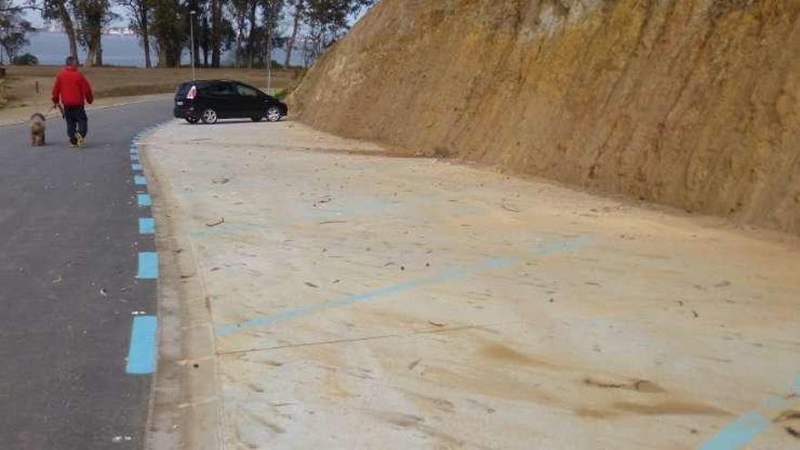 El Concello ya ha pintado 30 nuevas plazas de ORA en la vía hacia Naval