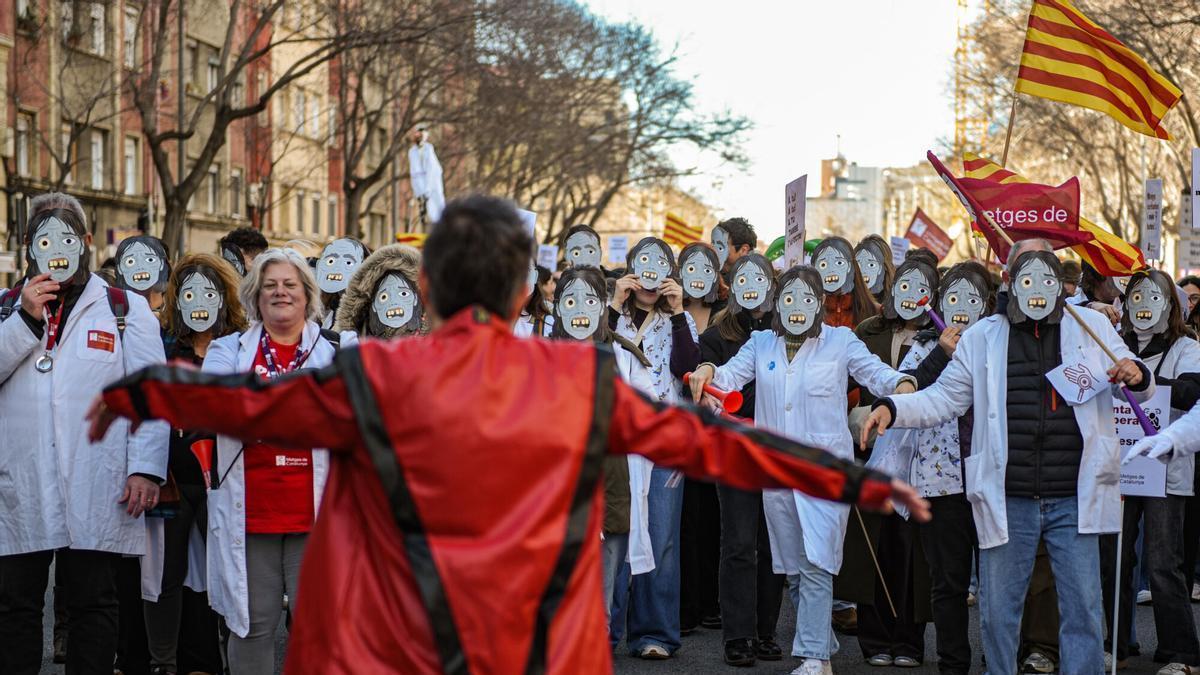 Los médicos en huelga bailan "Thriller" de Michael Jackson en una Diagonal cortada