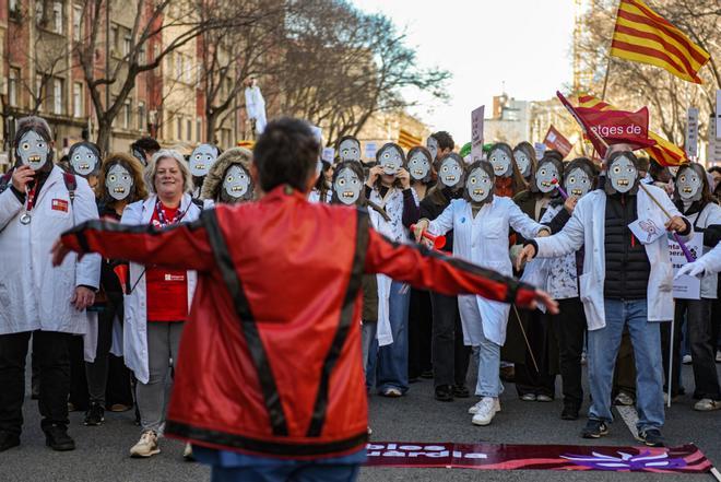 Els metges protesten a Barcelona en un nou pols a Salut: «La nostra sanitat col·lapsarà com va passar amb Rodalies»