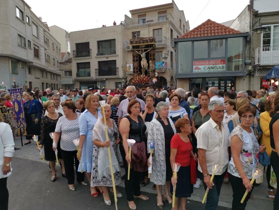 La procesión del Cristo y los fuegos llenan las calles de Cangas. // S. Álvarez