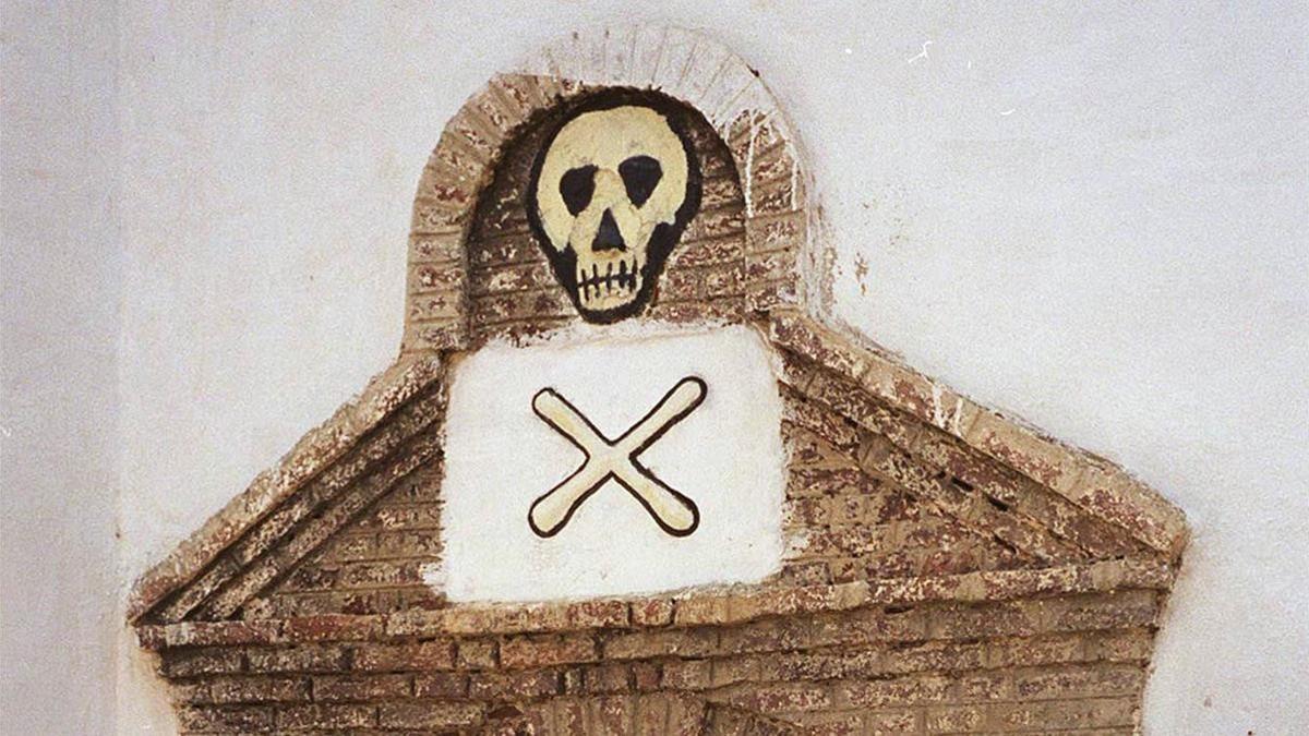 fcasals40157432 file   a skull and crossbones looms above the entrance to on170917191456