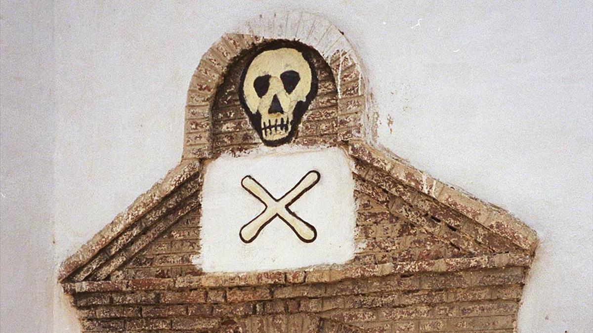 fcasals40157432 file   a skull and crossbones looms above the entrance to on170917191456