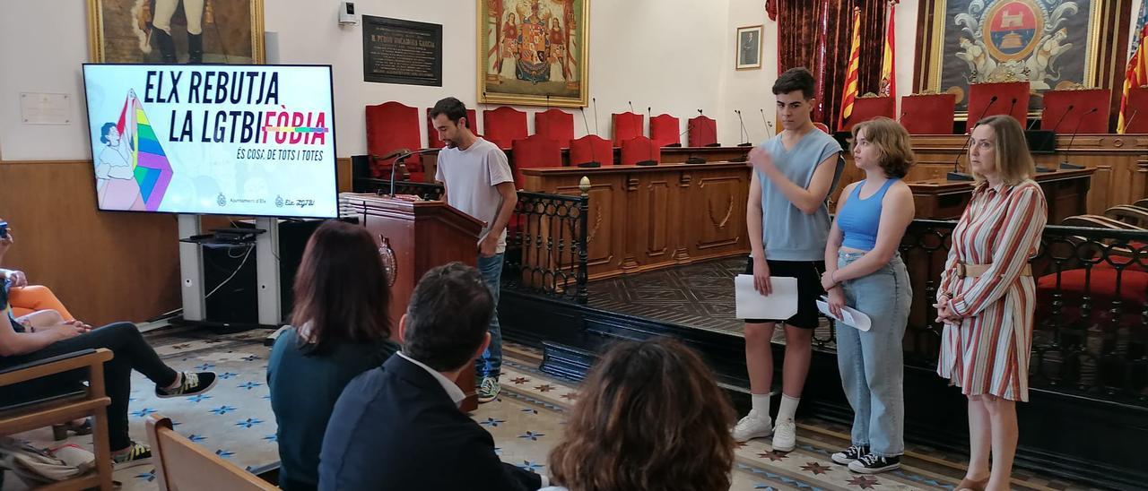 Lectura del manifiesto en el Ayuntamiento de Elche.