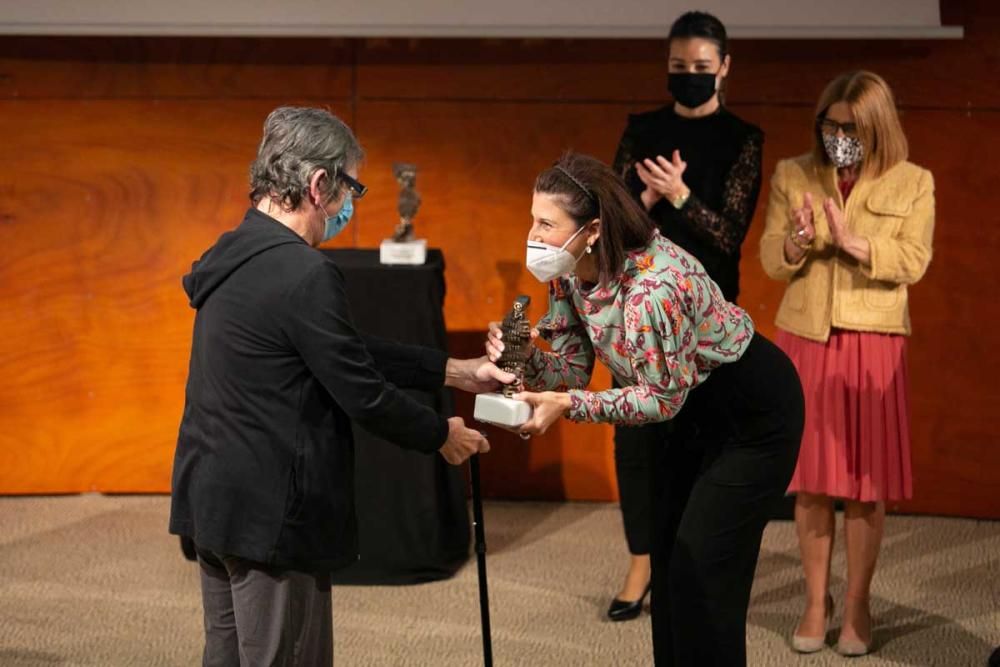 Christian Bernard Radtke, que padeció coronavirus, entrega el Premio al Acción Social a Asunción Pablos (coordinadora de medicina interna) que lo recoge en representación de los trabajadores sanitarios de la Policlínica Nuestra Señora del Rosario.