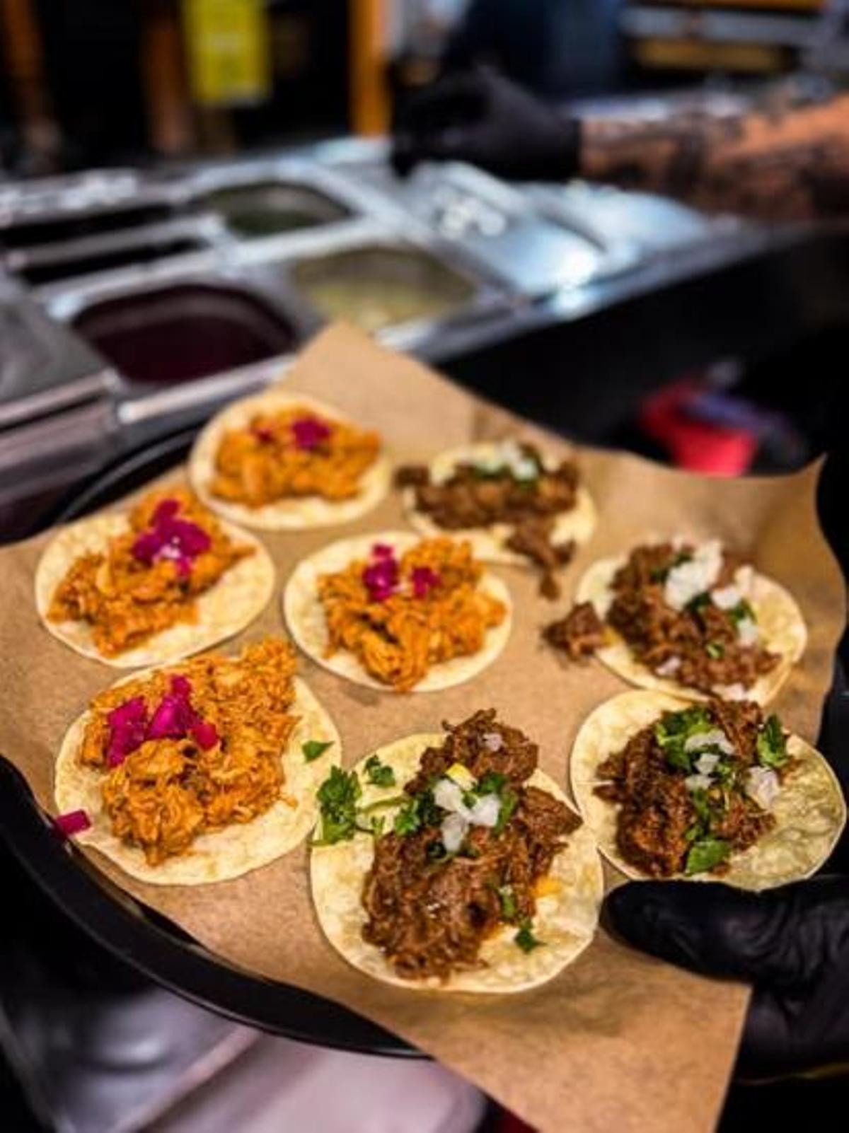 Varios tacos de Guajak