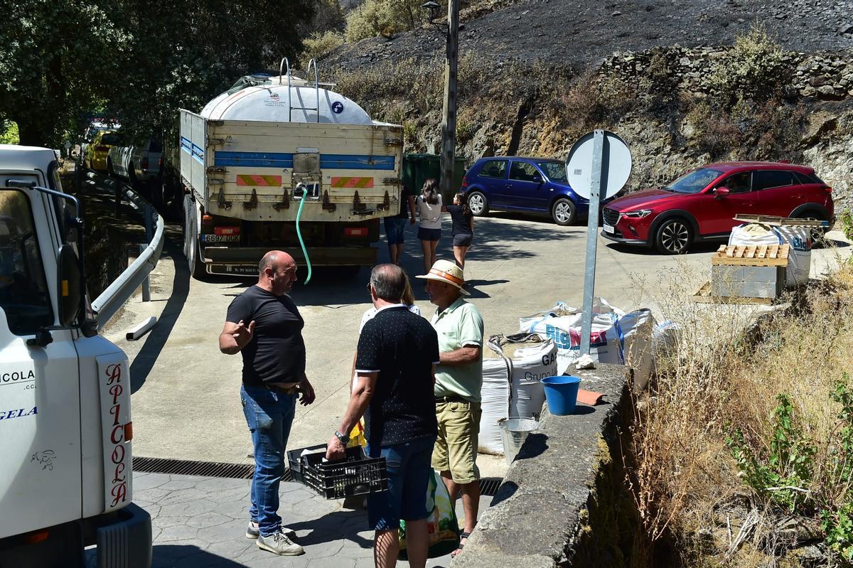 El incendio ha dejado problemas en el suministro de agua y obliga a recurrir a medios provisionales en Avellanar.