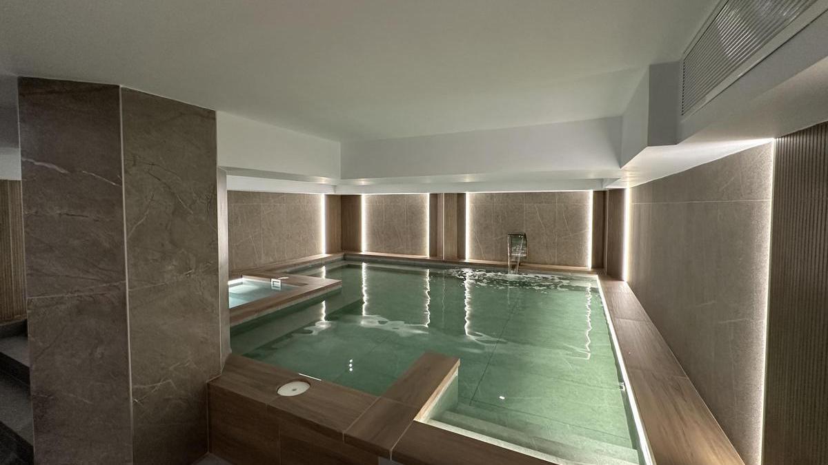 Piscina climatizada de contrastes en la "zona de aguas" de Green Spa