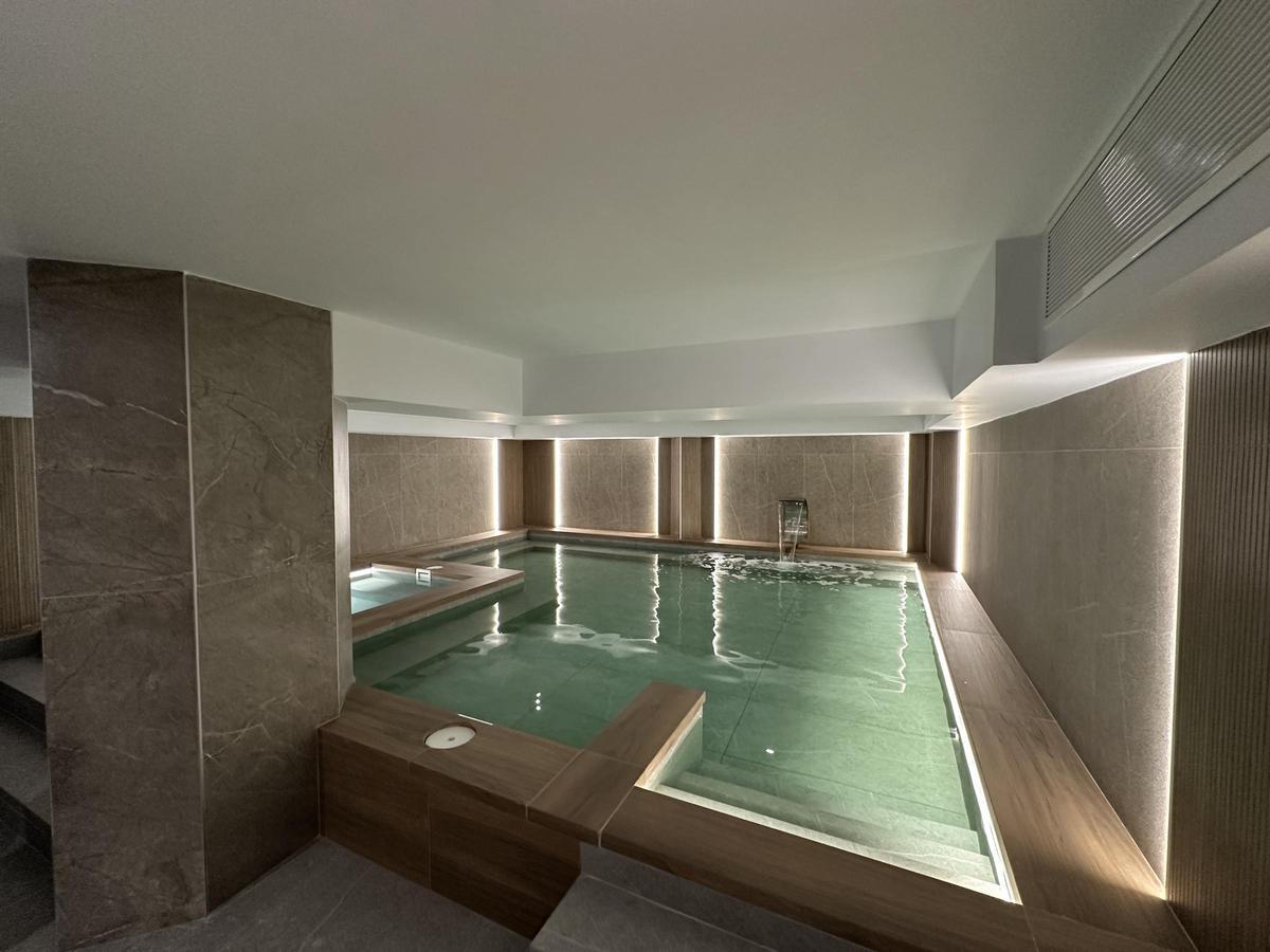 Piscina climatizada de contrastes en la "zona de aguas" de Green Spa