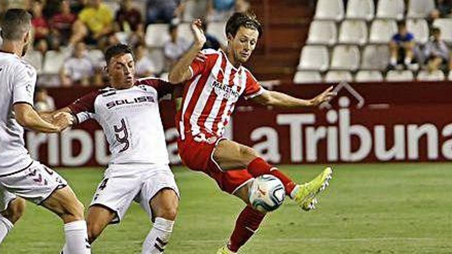 Marc Gual en una acció del partit d&#039;ahir al Carlos Belmonte d&#039;Albacete.