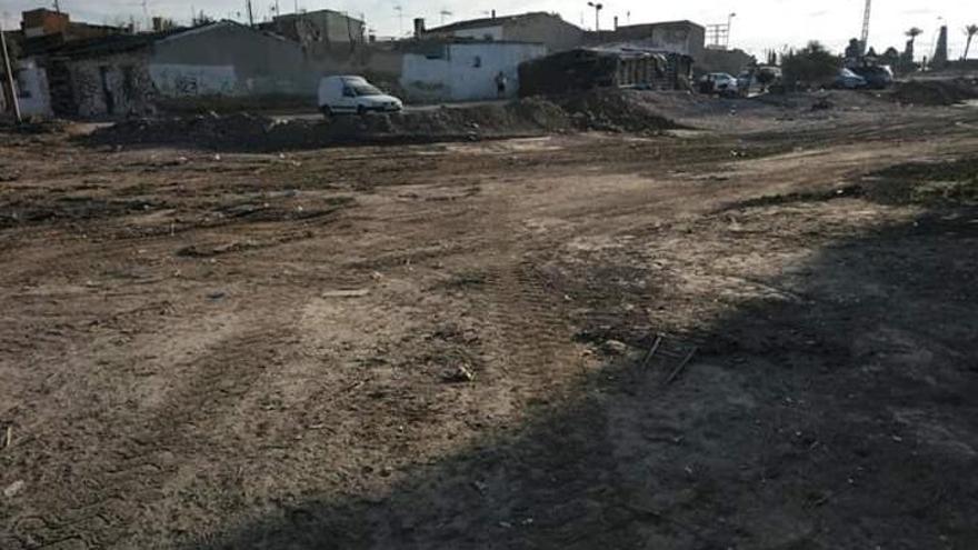 El Ayuntamiento retira 18 toneladas de escombros en el barrio de la Mina