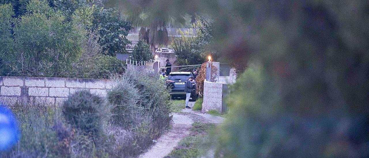 Agentes de la Policía Nacional, durante la inspección  el miércoles en el lugar de los hechos. | GUILLEM BOSCH