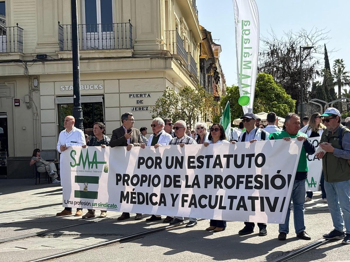 Pedro J. Navarro y Antonio Martín al frente de la pancarta del SMA.
