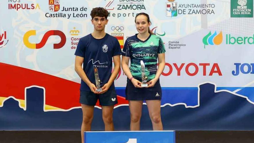 Francesc Carrera y María Berzosa posan como campeones de España en categoría infantil. | RFETM