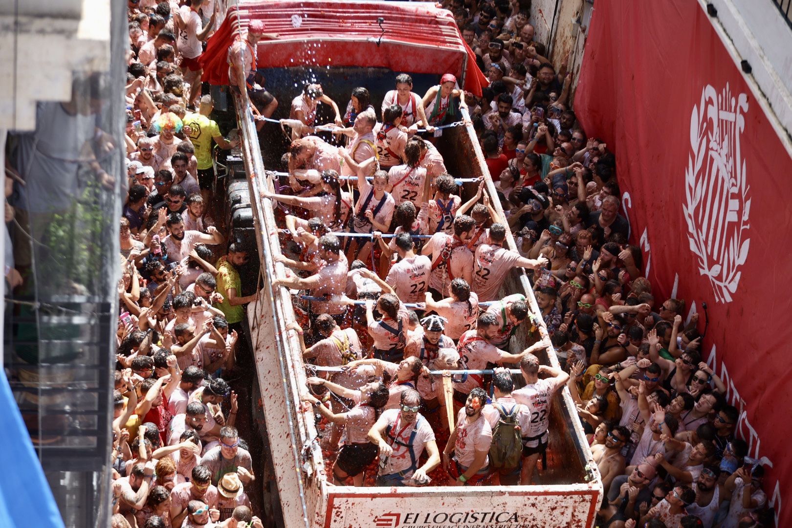 Fallas y Hogueras se empapan de Tomatina