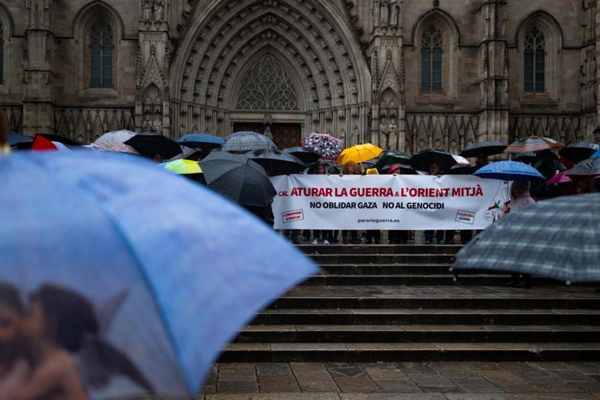 Concentración en Barcelona contra la guerra en Oriente Medio.