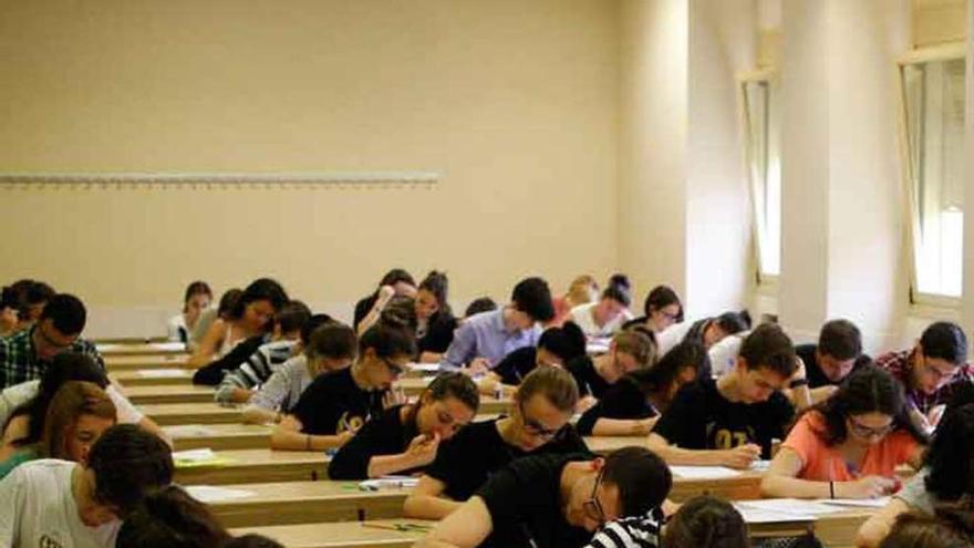 Los alumnos se enfrentan al primer examen.