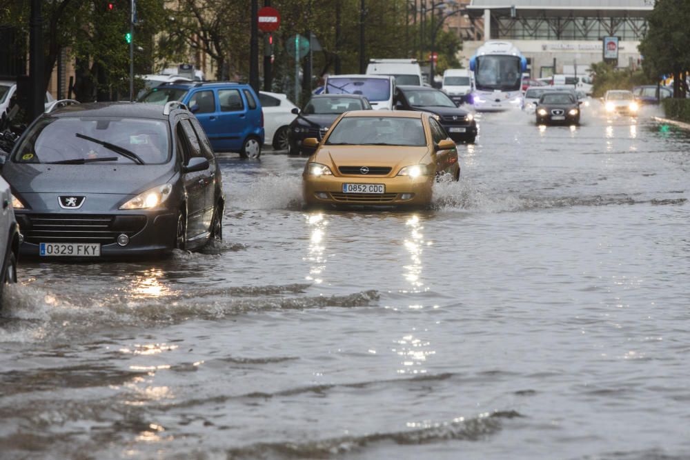 Tromba de agua que ha inundado la avenida Serrería en València.