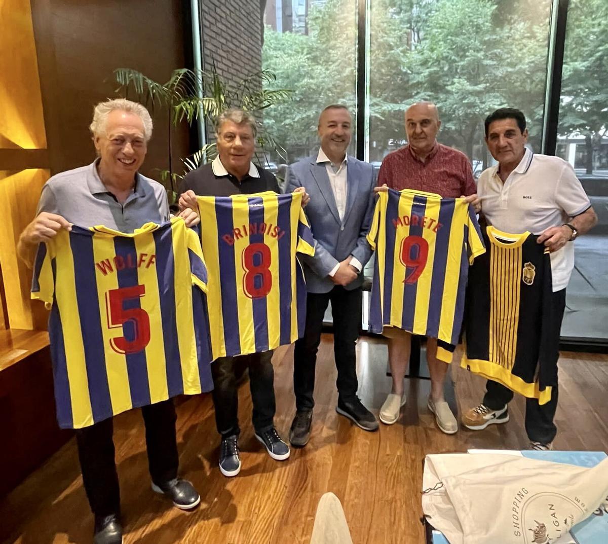 Varios exjugadores de la UD posan con camisetas retro.