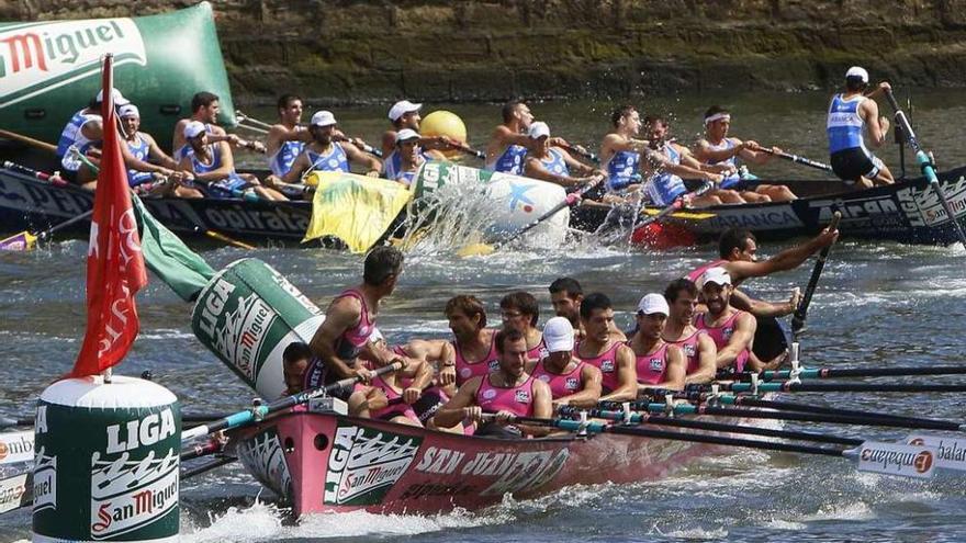 Al fondo, la embarcación de Tirán Pereira en la última regata en Portugalete. // Zigor Alokorta - Deia